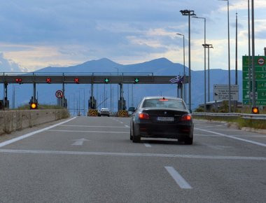 Η ΛΑΕ άνοιξε τα διόδια της Ελευσίνας για να περάσουν δωρεάν οι οδηγοί